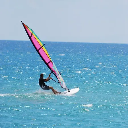 玛斯安布瑞尔诺柯斯城堡海滩公寓酒店